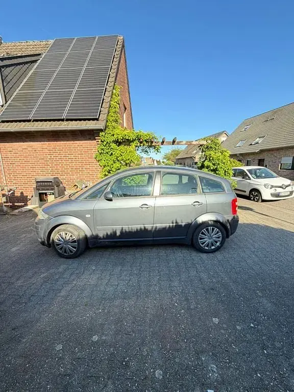 Second-hand Audi A2 75 CP (55 kW) 2003 Gri Hatchback