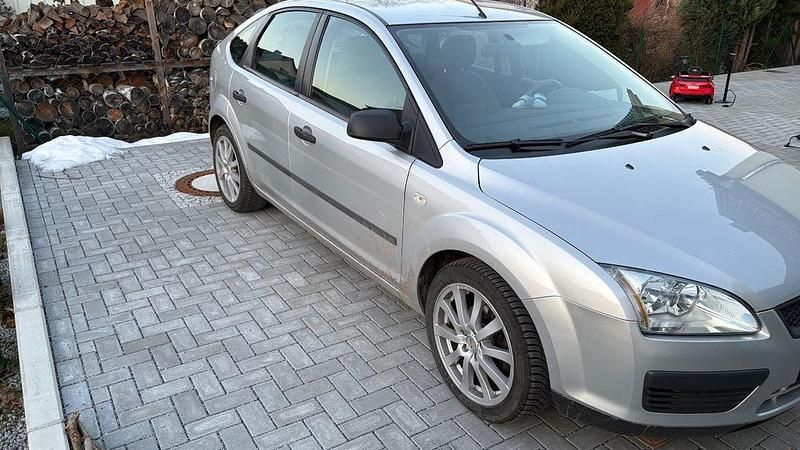 Second-hand Ford Focus Trend 101 CP (74 kW) 2004 Argintiu Berlinǎ