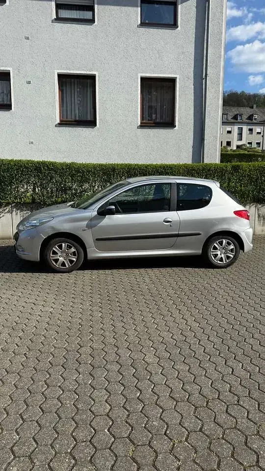 Gebraucht Peugeot 206 75 PS (55 kW) 2010 Silber Limousine