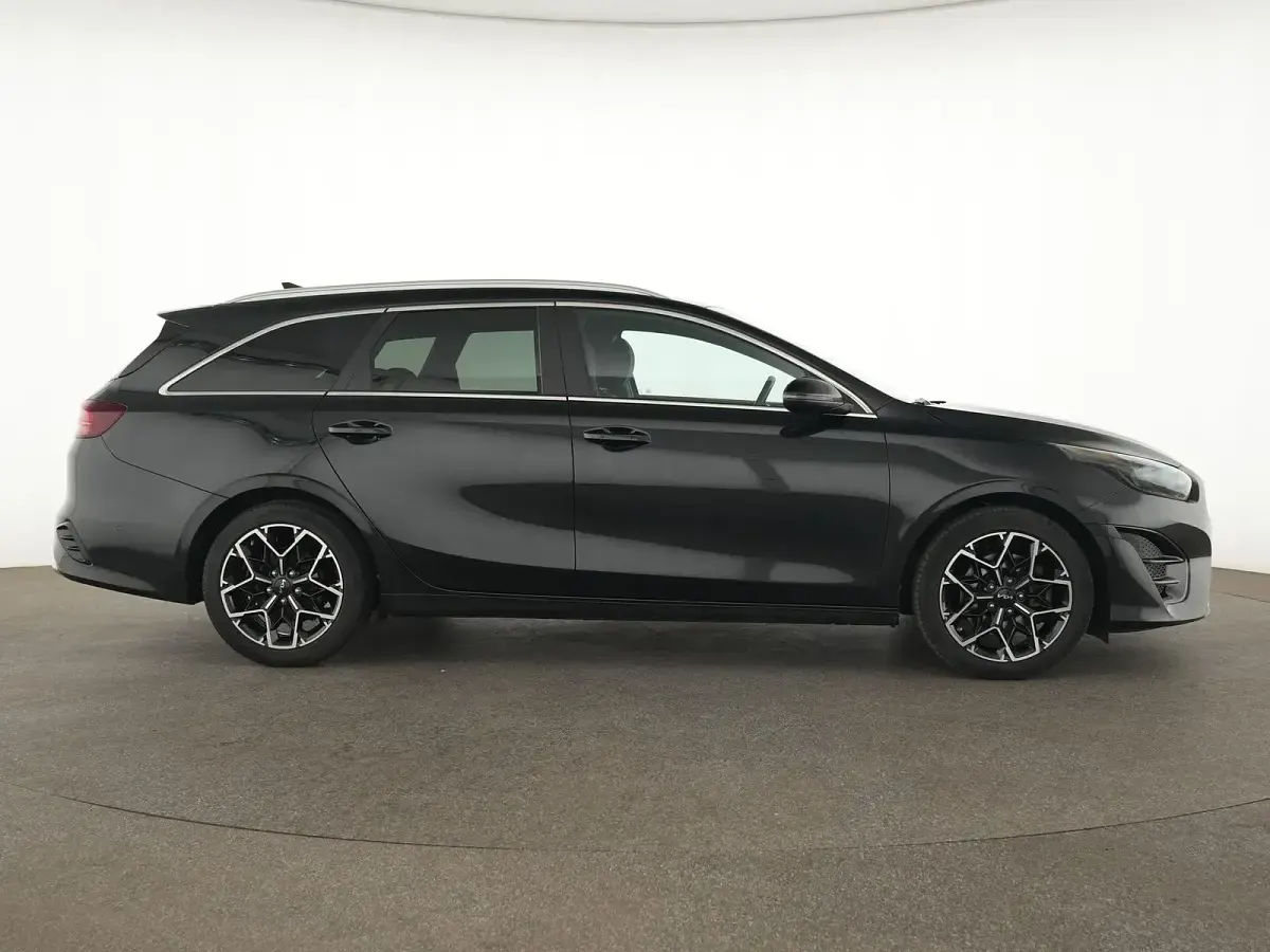 Gebraucht Kia Ceed GT-Line 160 PS (117 kW) 2023 Zilinaschwarz Kleinwagen