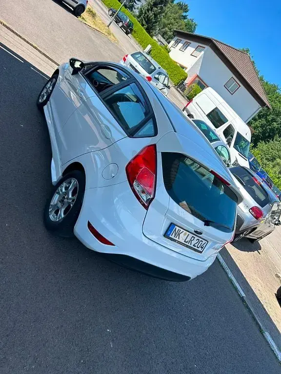 Gebraucht Ford Fiesta 80 PS (58 kW) 2014 Weiß Kleinwagen
