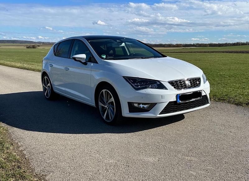 Weiß Gebraucht 2015 Seat Leon Limousine | 11.490 € (Fairer Preis) - Bild 1/4