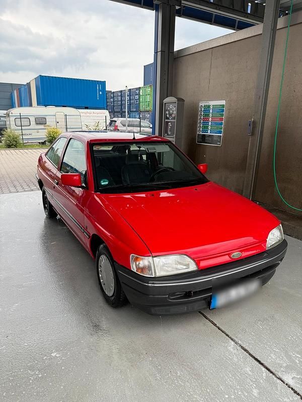 Rot Gebraucht 1992 Ford Escort Kleinwagen | 1.500 € - Bild 1/4