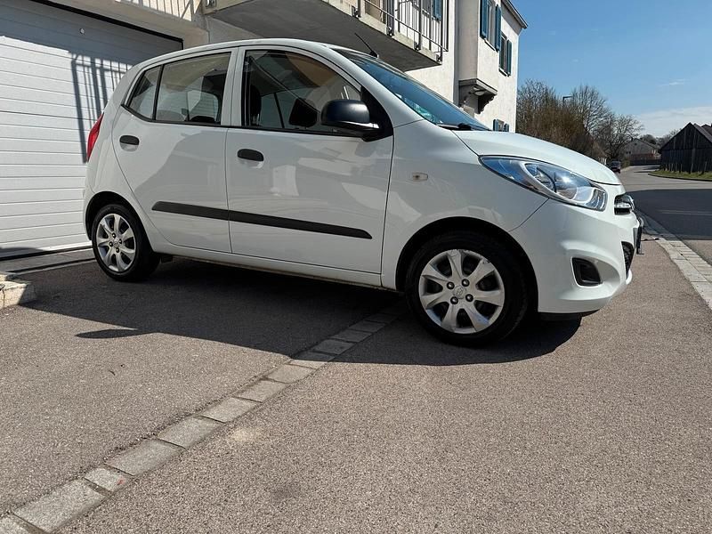Gebraucht Hyundai i10 Edition 69 PS (50 kW) 2013 Weiß Kleinwagen