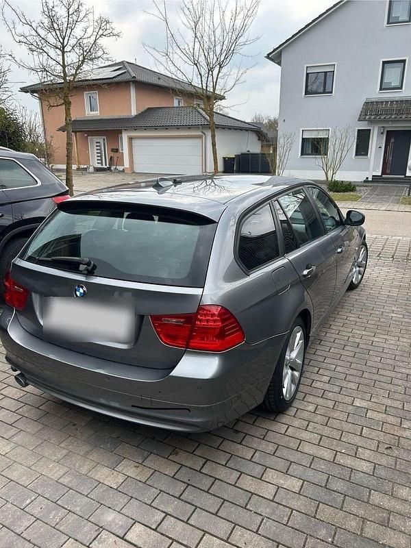 Gebraucht BMW 320 177 PS (130 kW) 2009 Grau Kombi
