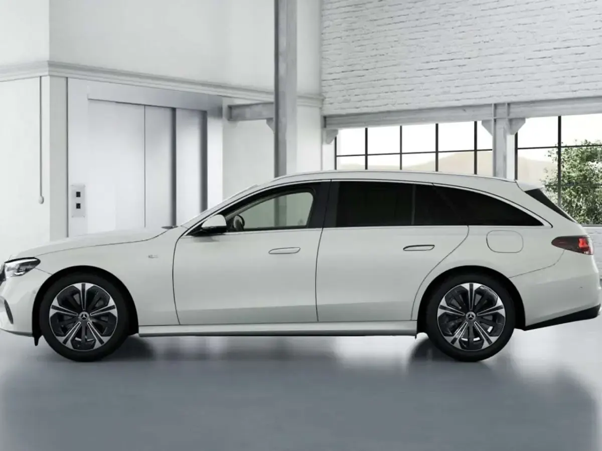 Gebraucht Mercedes E300 197 PS (144 kW) 2025 Manufaktur lack manufaktur opa Kombi