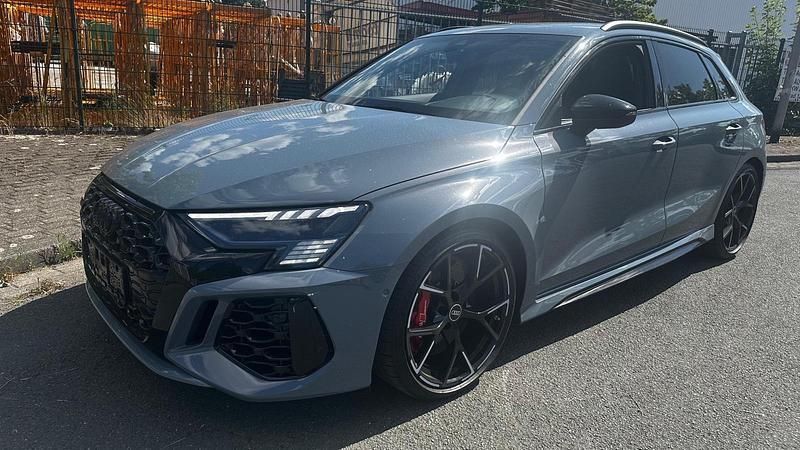 Grau Gebraucht 2022 Audi RS3 Sportback Comfort Kleinwagen | 46.599 € (Teuer) - Bild 1/4