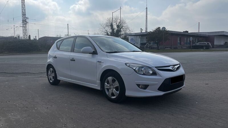 Weiß Gebraucht 2010 Hyundai i30 Limousine | 3.000 € (Fairer Preis) - Bild 1/4
