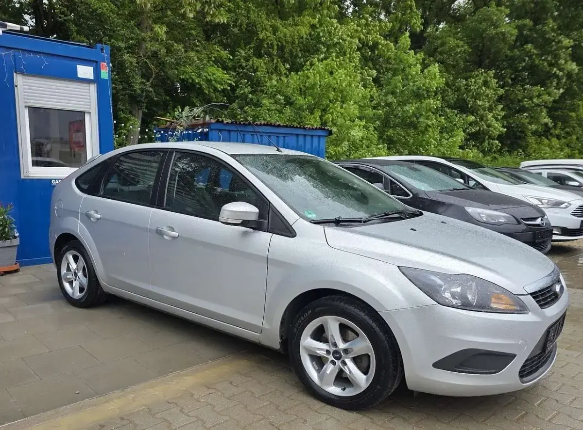 Gebraucht Ford Focus Style 116 PS (85 kW) 2010 Polarsilber metallic Kleinwagen