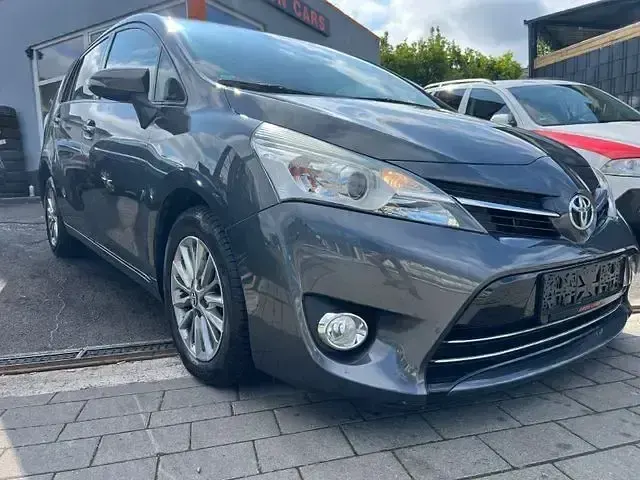 Gebraucht Toyota Verso Edition-S 147 PS (108 kW) 2017 Grau Van / Kleinbus