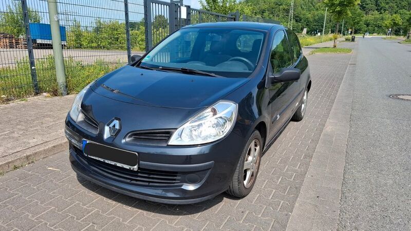 Grau Gebraucht 2005 Renault Clio II Authentique Limousine | 2.250 € (Fairer Preis) - Bild 1/4