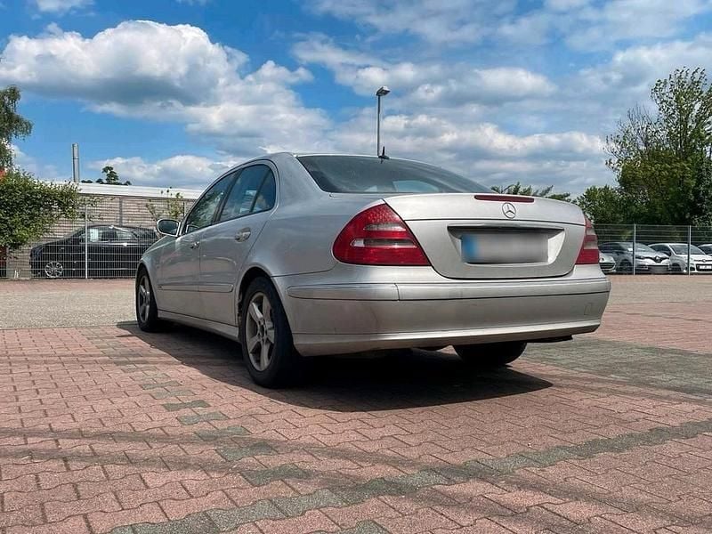 Gebraucht Mercedes E270 177 PS (130 kW) 2002 Silber Limousine