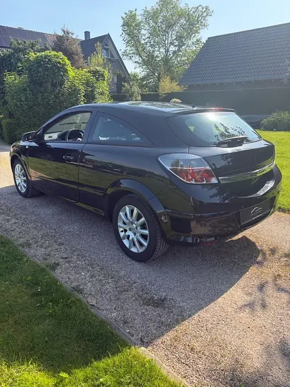 Używany Opel Astra GTC Edition 105 KM (77 kW) 2007 Czarny Sedan/Limuzyna