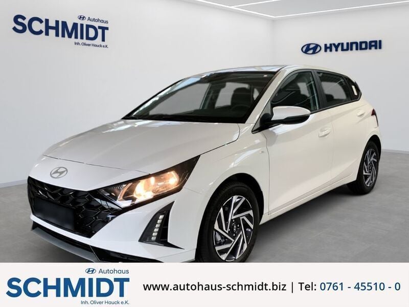 Weiss Gebraucht 2024 Hyundai i20 Trend Limousine | 22.590 € (Fairer Preis) - Bild 1/4