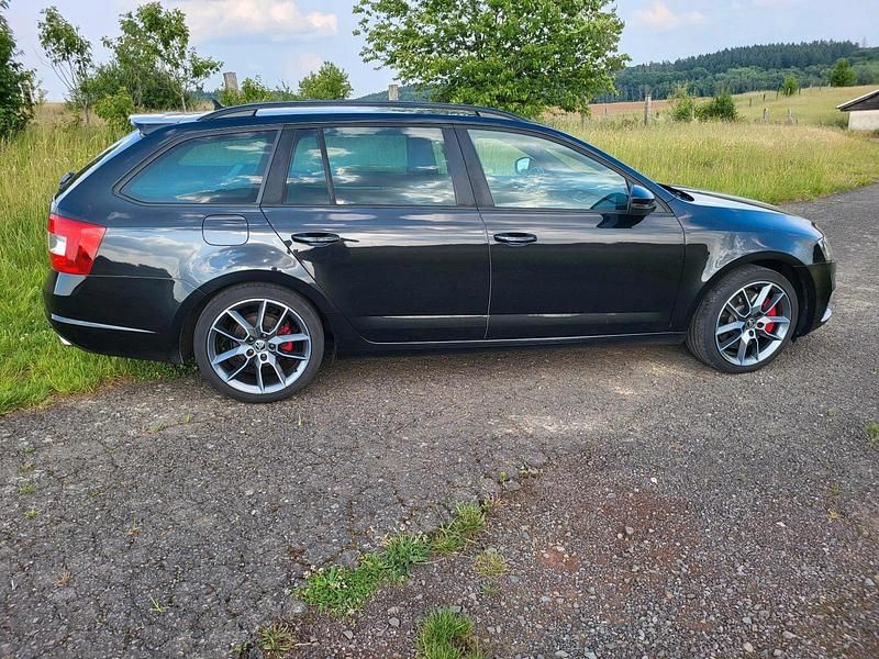 Schwarz Gebraucht 2015 Skoda Octavia RS Kombi | 13.000 € (Etwas zu teuer) - Bild 1/4