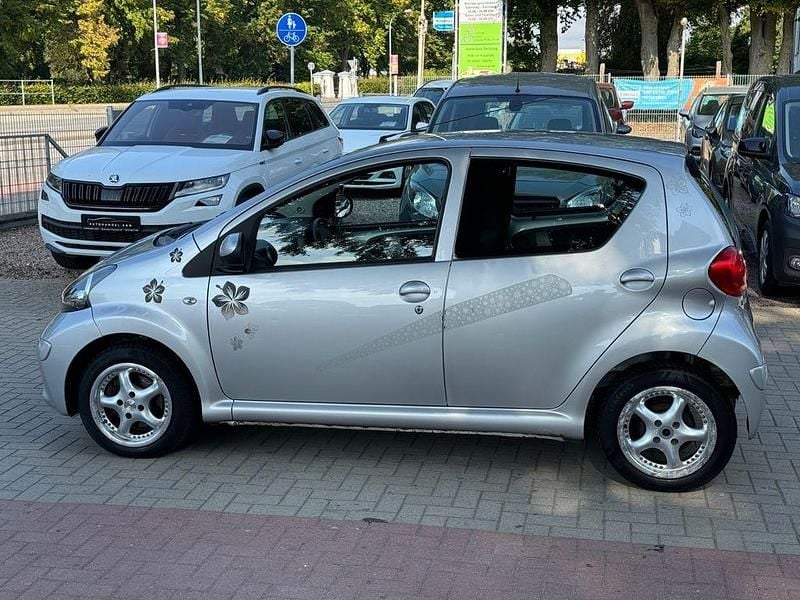 Gebraucht Toyota Aygo 68 PS (50 kW) 2006 Silber Kleinwagen