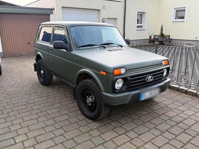 Grün Gebraucht 2017 Lada Urban SUV | 11.450 € (Fairer Preis) - Bild 1/4