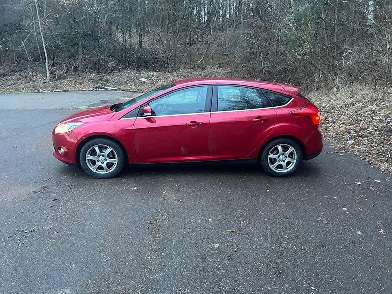 Gebraucht Ford Focus Titanium 125 PS (91 kW) 2011 Rot Limousine