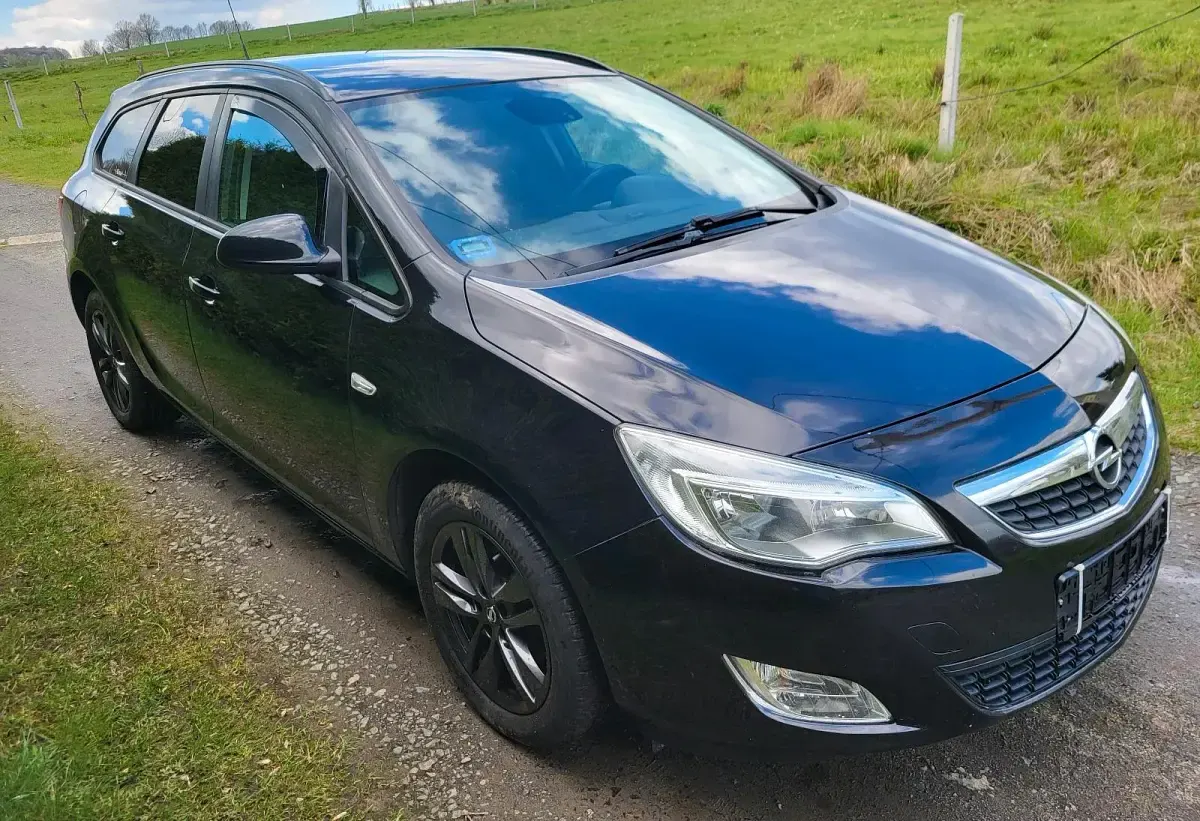 Gebraucht Opel Astra 140 PS (102 kW) 2011 Schwarz Kombi