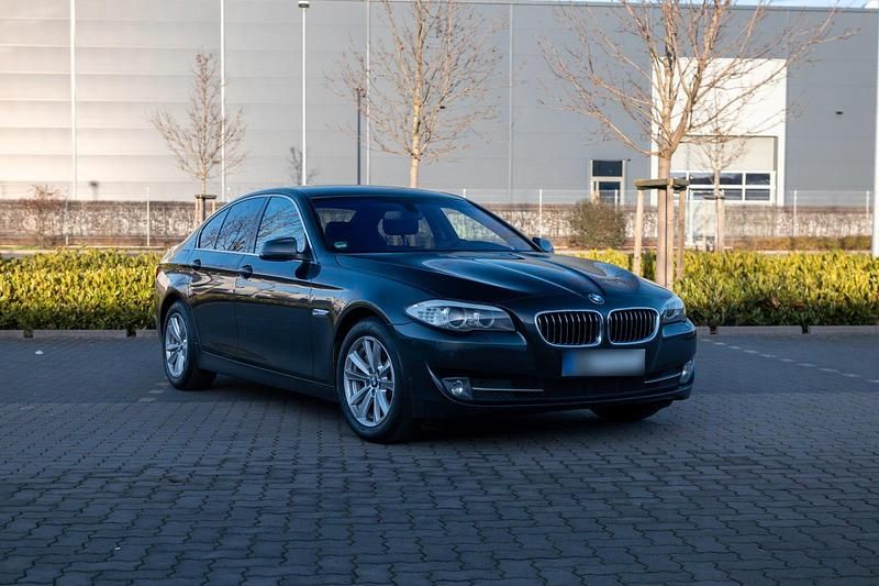 Gebraucht BMW 528 Sport Line 258 PS (189 kW) 2011 Grau Limousine