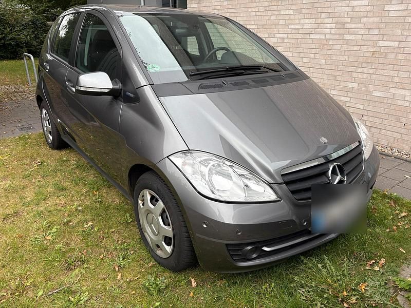 Grau Gebraucht 2010 Mercedes A160 Kleinwagen | 3.990 € (Superpreis) - Bild 1/4