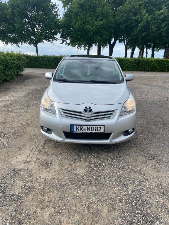 Grau Gebraucht 2011 Toyota Verso Executive Van / Kleinbus | 5.500 € (Etwas zu teuer) - Bild 1/4