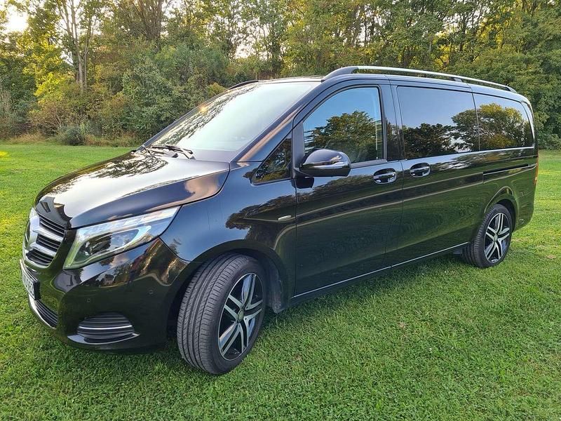 Schwarz Gebraucht 2016 Mercedes V250 Avantgarde Edition Van / Kleinbus | 35.500 € (Fairer Preis) - Bild 1/4