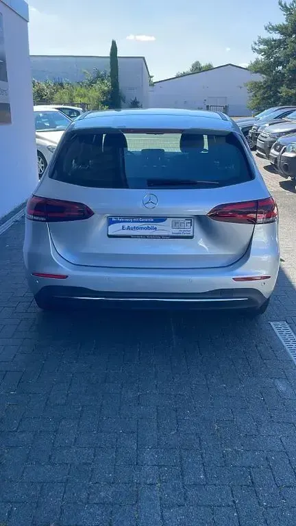 Gebraucht Mercedes B180 116 PS (85 kW) 2020 Silber Kleinwagen