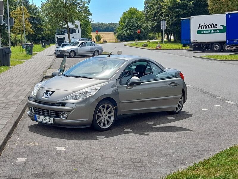 Grau Gebraucht 2008 Peugeot 207 CC Roland Garros Cabrio | 3.950 € (Fairer Preis) - Bild 1/4