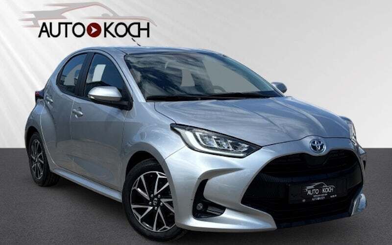 Shimmering silver metallic Gebraucht 2022 Toyota Yaris Hybrid Basis Limousine | 19.890 € (Fairer Preis) - Bild 1/4