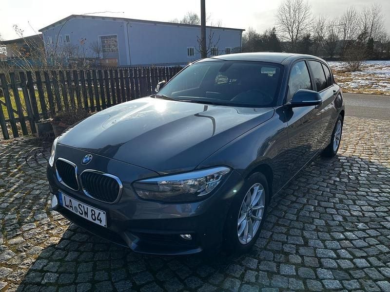 Grau Gebraucht 2017 BMW 118 Kleinwagen | 13.900 € (Guter Preis) - Bild 1/4