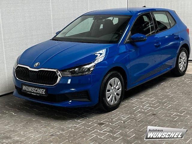 Blau Gebraucht 2022 Skoda Fabia Ambition Limousine | 14.880 € (Fairer Preis) - Bild 1/4