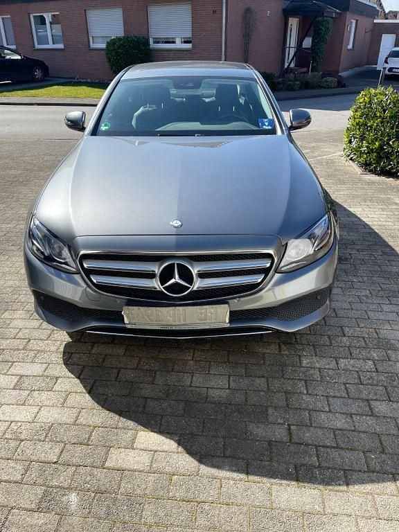 Grau Gebraucht 2016 Mercedes 200 Limousine | 22.999 € (Superpreis) - Bild 1/4