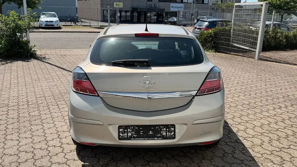 Używany Opel Astra GTC Selection 90 KM (66 kW) 2009 Złoty Coupe