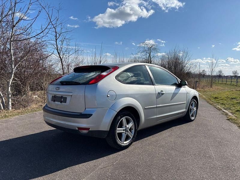 Gebraucht Ford Focus Ambiente 101 PS (74 kW) 2005 Silber Limousine