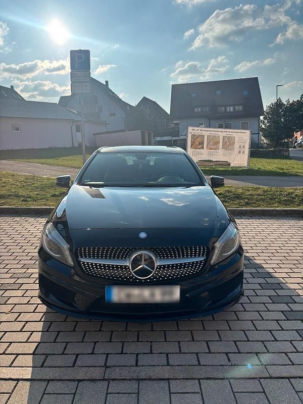 Gebraucht Mercedes A200 136 PS (100 kW) 2015 Schwarz Limousine