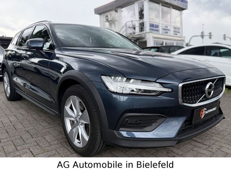 Blau Gebraucht 2021 Volvo V60 CC Kombi | 30.800 € (Superpreis) - Bild 1/4