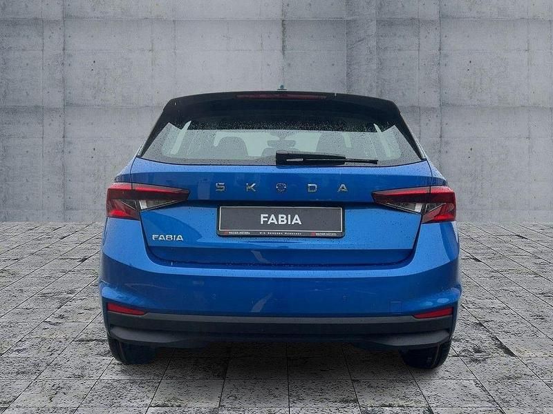 Neu Skoda Fabia Essence 95 PS (69 kW) 2025 Blau Limousine
