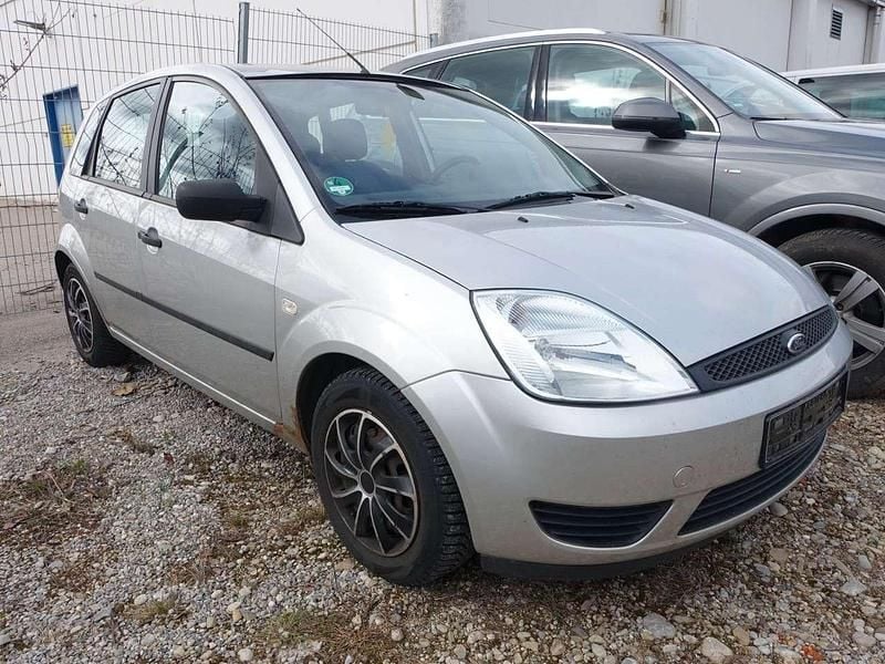 Gebraucht Ford Fiesta Trend 80 PS (58 kW) 2004 Silber Kleinwagen