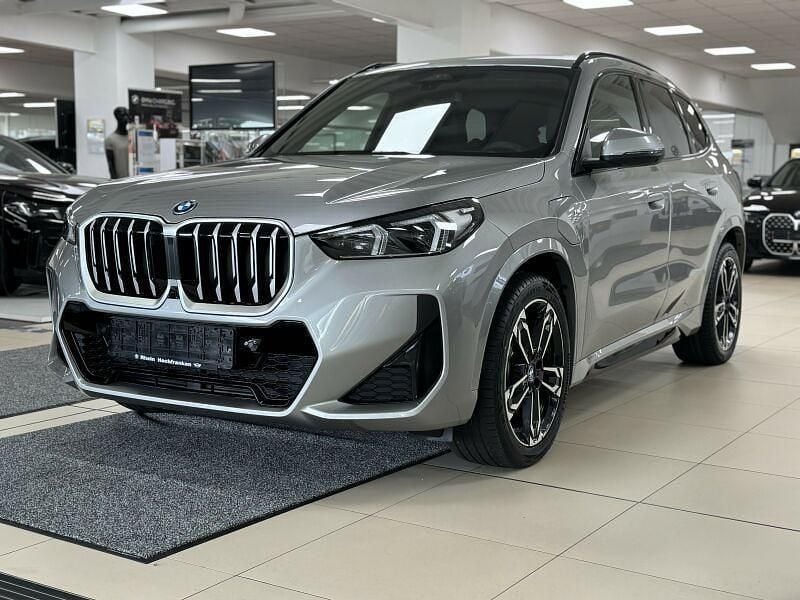 Spacesilber metallic Gebraucht 2025 BMW X1 M Sport SUV | 47.539 € (Fairer Preis) - Bild 1/4
