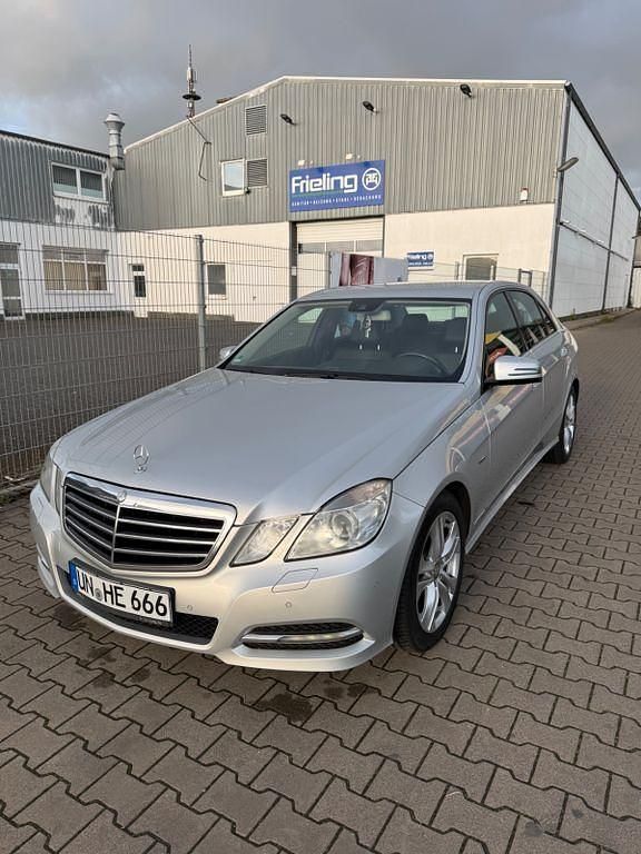 Gebraucht Mercedes E220 Avantgarde 170 PS (125 kW) 2011 Silber Limousine