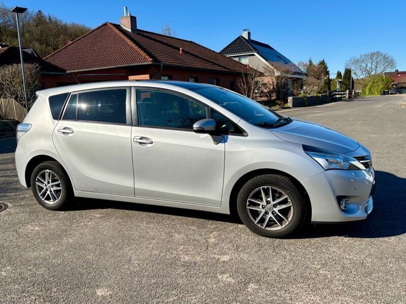 Silber Gebraucht 2015 Toyota Verso Skyview Edition Van / Kleinbus | 12.000 € (Fairer Preis) - Bild 1/4