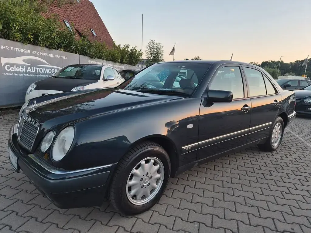 Gebraucht Mercedes E240 Elegance 170 PS (125 kW) 1998 Blau Limousine