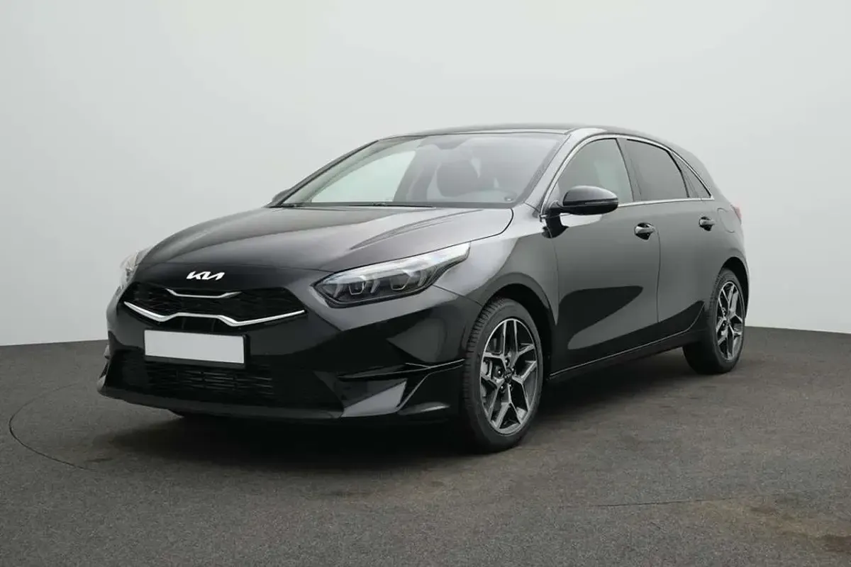 Używany Kia Ceed 140 KM (102 kW) 2025 Srebrny Hatchback