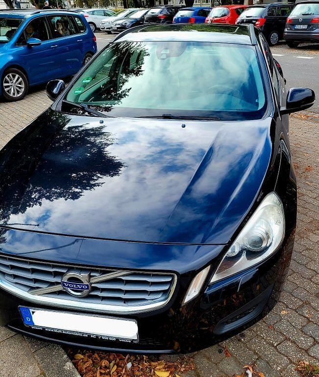 Schwarz Gebraucht 2013 Volvo V60 Momentum Kombi | 9.990 € (Fairer Preis) - Bild 1/4