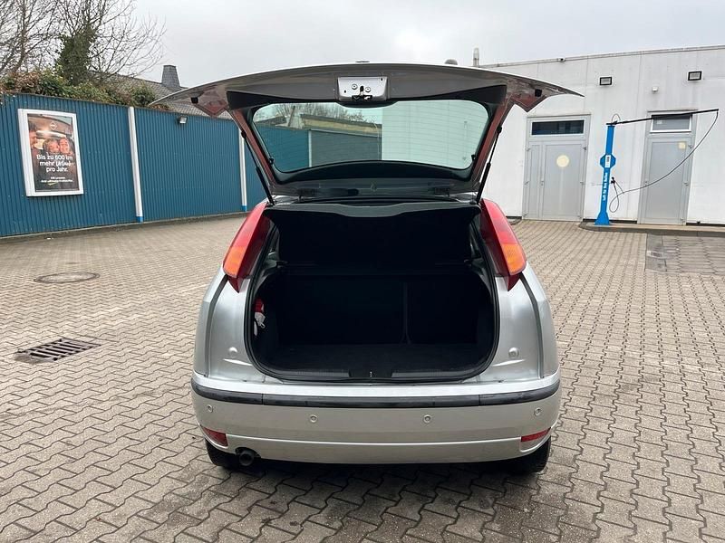 Gebraucht Ford Focus 115 PS (84 kW) 2002 Silber Limousine