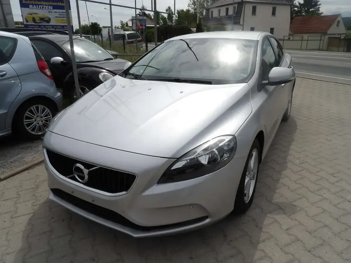 Gebraucht Volvo V40 Kinetic 120 PS (88 kW) 2018 Bright silver metallic Limousine