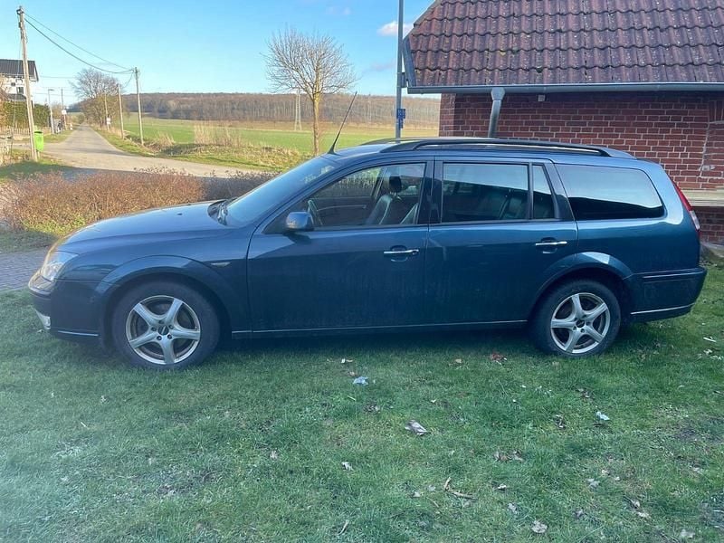 Grün Gebraucht 2005 Ford Mondeo Ambiente Kombi | 750 € (Superpreis) - Bild 1/4