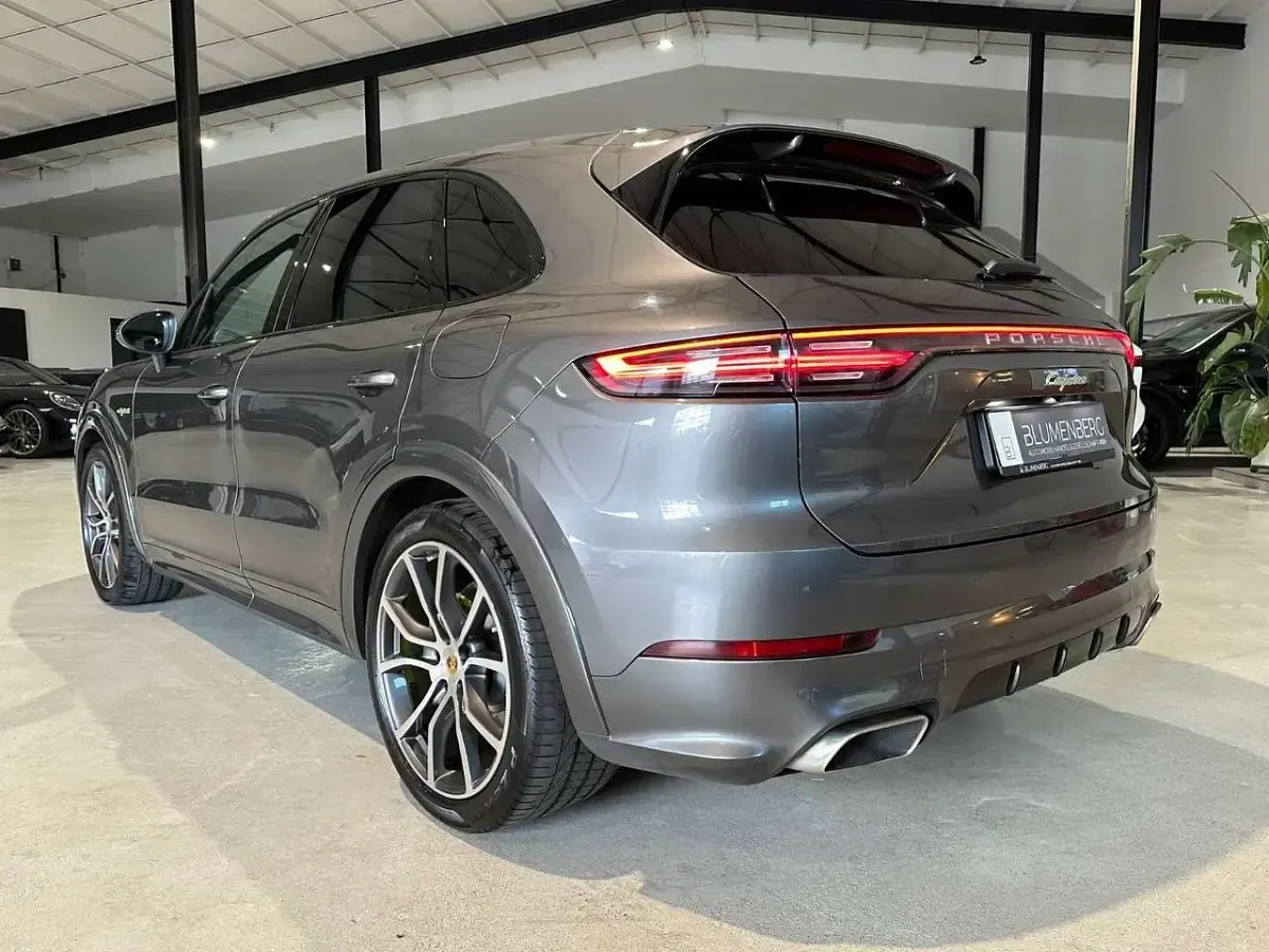Gebraucht Porsche Cayenne E-Hybrid 462 PS (339 kW) 2022 Quarzitgrau SUV
