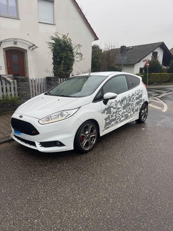 Weiß Gebraucht 2014 Ford Fiesta ST Kleinwagen | 7.500 € (Fairer Preis) - Bild 1/4